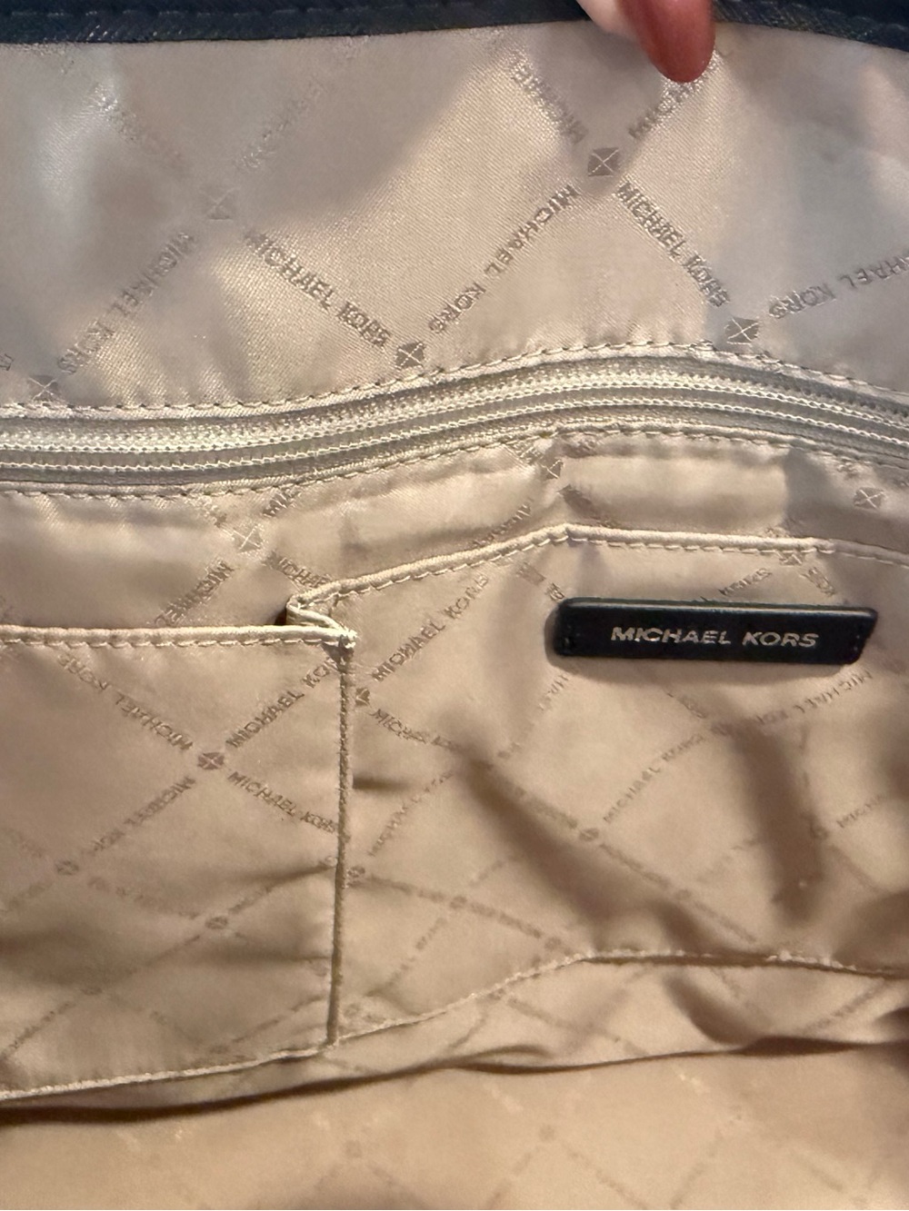 Michael Kors Signature Jet Set Travel Large Drawstring Tote with Center Stripe. - Picture 8 of 13